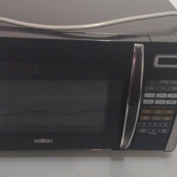 Ssalton microwave as new  because was not used in a perfect condition. - Picture 1 of 5